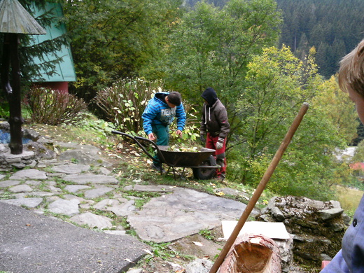 3. skupina - úklid kolem chaty 071.jpg